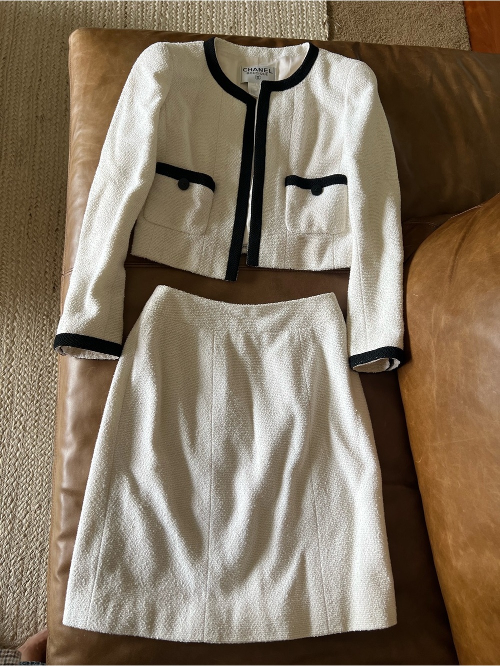 STUNNING Vintage tweed Chanel suit set - Picture 2 of 8